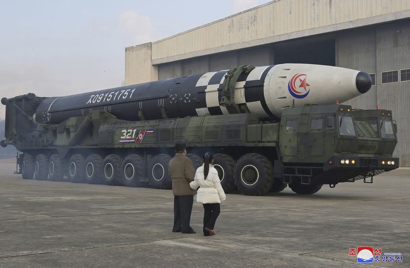 Uji Coba Rudal Balistik Monster Antarbenua (ICBN) Hwasong-17 Milik Korea Utara Pemimpin Korea Utara Kim Jong Un (kiri) dan putrinya memeriksa rudal balistik antarbenua Hwasong-17 di Bandara Internasional Pyongyang di Pyongyang, Korea Utara, Jumat (18/11/2022). Pemerintah Korea Utara melakukan uji coba rudal balis balistik antarbenua (ICBM) Hwasong-17 yang merupakan rudal terbesar yang dipunyai Korea Utara yang memiliki senjata nuklir, dan merupakan ICBM berbahan bakar cair terbesar di dunia.. Rudal yang diluncurkan pada Jumat terbang hampir 1.000 kilometer (621 mil) selama sekitar 69 menit dan mencapai ketinggian maksimum 6.041 kilometer. (Korean Central News Agency/Korea News Service via AP)