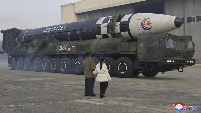 Pemimpin Korea Utara Kim Jong Un (kiri) dan putrinya memeriksa rudal balistik antarbenua Hwasong-17 di Bandara Internasional Pyongyang di Pyongyang, Korea Utara, Jumat (18/11/2022). Pemerintah Korea Utara melakukan uji coba rudal balis balistik antarbenua (ICBM) Hwasong-17 yang merupakan rudal terbesar yang dipunyai Korea Utara yang memiliki senjata nuklir, dan merupakan ICBM berbahan bakar cair terbesar di dunia.. Rudal yang diluncurkan pada Jumat terbang hampir 1.000 kilometer (621 mil) selama sekitar 69 menit dan mencapai ketinggian maksimum 6.041 kilometer. (Korean Central News Agency/Korea News Service via AP)