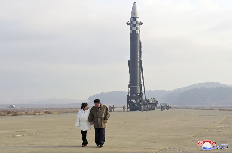 Uji Coba Rudal Balistik Monster Antarbenua (ICBN) Hwasong-17 Milik Korea Utara Pemimpin Korea Utara Kim Jong Un (kiri) dan putrinya memeriksa rudal balistik antarbenua Hwasong-17 di Bandara Internasional Pyongyang di Pyongyang, Korea Utara, Jumat (18/11/2022). Pemerintah Korea Utara melakukan uji coba rudal balis balistik antarbenua (ICBM) Hwasong-17 yang merupakan rudal terbesar yang dipunyai Korea Utara yang memiliki senjata nuklir, dan merupakan ICBM berbahan bakar cair terbesar di dunia.. Rudal yang diluncurkan pada Jumat terbang hampir 1.000 kilometer (621 mil) selama sekitar 69 menit dan mencapai ketinggian maksimum 6.041 kilometer. (Korean Central News Agency/Korea News Service via AP)