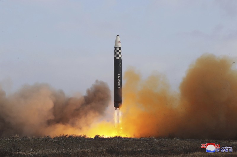Uji Coba Rudal Balistik Monster Antarbenua (ICBN) Hwasong-17 Milik Korea Utara Pemimpin Korea Utara Kim Jong Un (kiri) dan putrinya memeriksa rudal balistik antarbenua Hwasong-17 di Bandara Internasional Pyongyang di Pyongyang, Korea Utara, Jumat (18/11/2022). Pemerintah Korea Utara melakukan uji coba rudal balis balistik antarbenua (ICBM) Hwasong-17 yang merupakan rudal terbesar yang dipunyai Korea Utara yang memiliki senjata nuklir, dan merupakan ICBM berbahan bakar cair terbesar di dunia.. Rudal yang diluncurkan pada Jumat terbang hampir 1.000 kilometer (621 mil) selama sekitar 69 menit dan mencapai ketinggian maksimum 6.041 kilometer. (Korean Central News Agency/Korea News Service via AP)