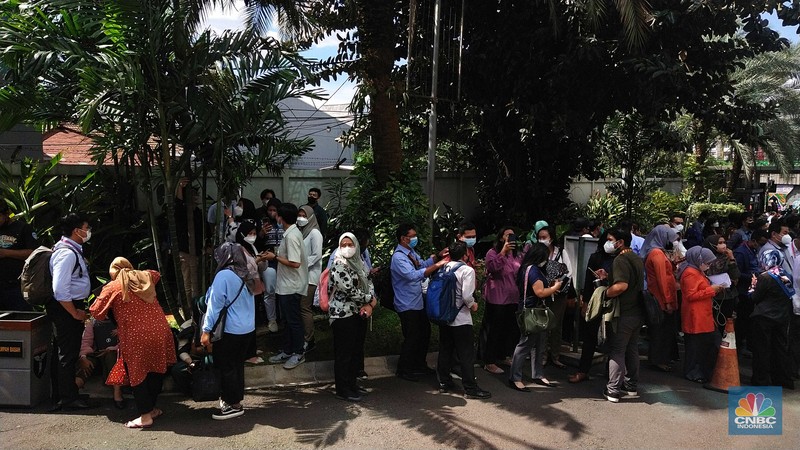 Badan Meteorologi, Klimatologi, dan Geofisika (BMKG) melaporkan terjadi gempa berkekuatan 5,6 SR pada pukul 13.21. WIB, Senin (21/11/2022). Sejumlah karyawan swasta langsung mengevakuasi diri untuk keluar gedung. Badan Meteorologi, Klimatologi, dan Geofisika (BMKG) melaporkan terjadi gempa berkekuatan 5,6 SR pada pukul 13.21. WIB, Senin (21/11/2022). Sejumlah karyawan swasta langsung mengevakuasi diri untuk keluar gedung. (CNBC INdonesia / Tri Susilo)