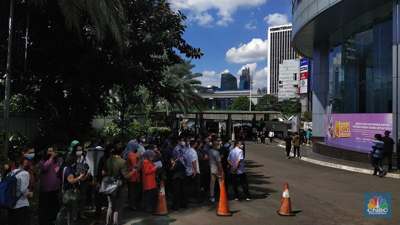 Badan Meteorologi, Klimatologi, dan Geofisika (BMKG) melaporkan terjadi gempa berkekuatan 5,6 SR pada pukul 13.21. WIB, Senin (21/11/2022). Sejumlah karyawan swasta langsung mengevakuasi diri untuk keluar gedung. Badan Meteorologi, Klimatologi, dan Geofisika (BMKG) melaporkan terjadi gempa berkekuatan 5,6 SR pada pukul 13.21. WIB, Senin (21/11/2022). Sejumlah karyawan swasta langsung mengevakuasi diri untuk keluar gedung. (CNBC INdonesia / Tri Susilo)