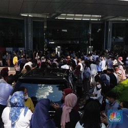 Berhamburan! Ini Penampakan Gedung Jakarta Usai Gempa M 5,6