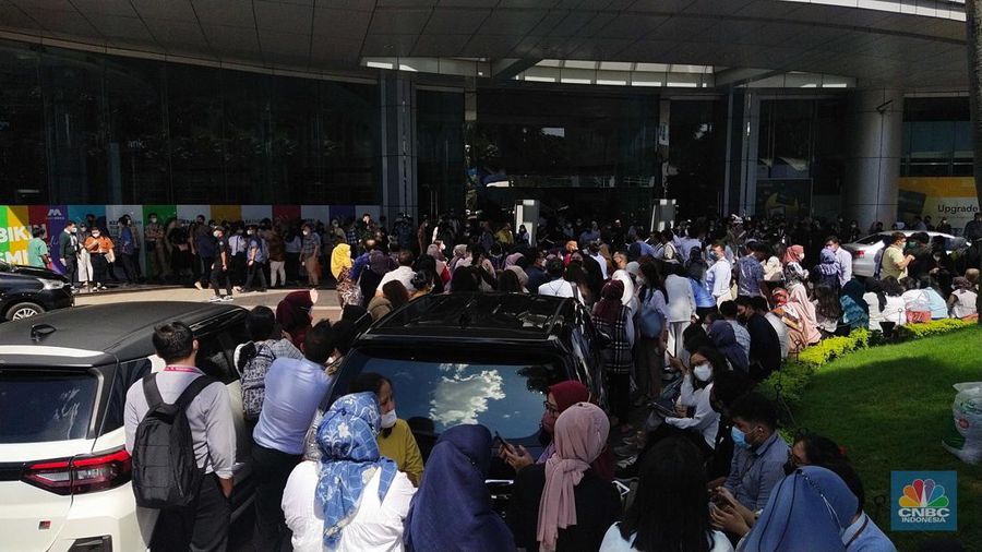 Badan Meteorologi, Klimatologi, dan Geofisika (BMKG) melaporkan terjadi gempa berkekuatan 5,6 SR pada pukul 13.21. WIB, Senin (21/11/2022). Sejumlah karyawan swasta langsung mengevakuasi diri untuk keluar gedung. (CNBC INdonesia / Tri Susilo)