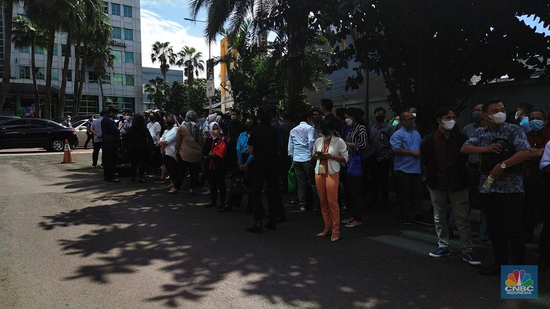 Badan Meteorologi, Klimatologi, dan Geofisika (BMKG) melaporkan terjadi gempa berkekuatan 5,6 SR pada pukul 13.21. WIB, Senin (21/11/2022). Sejumlah karyawan swasta langsung mengevakuasi diri untuk keluar gedung. Badan Meteorologi, Klimatologi, dan Geofisika (BMKG) melaporkan terjadi gempa berkekuatan 5,6 SR pada pukul 13.21. WIB, Senin (21/11/2022). Sejumlah karyawan swasta langsung mengevakuasi diri untuk keluar gedung. (CNBC INdonesia / Tri Susilo)