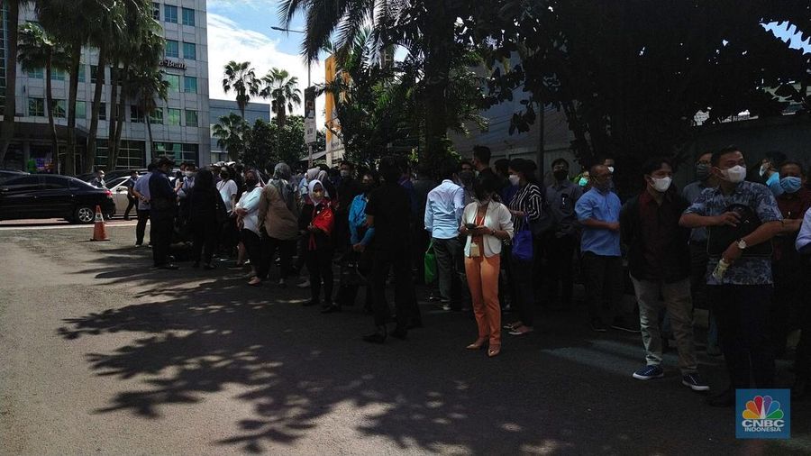 Badan Meteorologi, Klimatologi, dan Geofisika (BMKG) melaporkan terjadi gempa berkekuatan 5,6 SR pada pukul 13.21. WIB, Senin (21/11/2022). Sejumlah karyawan swasta langsung mengevakuasi diri untuk keluar gedung. (CNBC INdonesia / Tri Susilo)