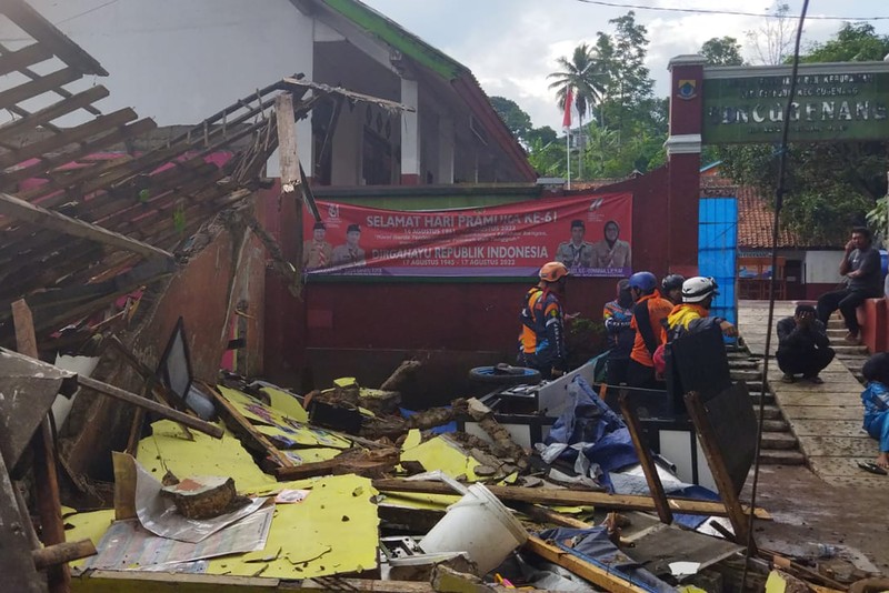 Pemandangan gedung sekolah yang runtuh akibat gempa di Cianjur, Provinsi Jawa Barat, Indonesia, 21 November 2022. (REUTERS/Iman Firmansyah)