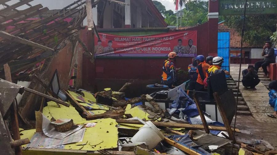 Dalam foto yang dirilis oleh Badan SAR Nasional Indonesia (BASARNAS), tim penyelamat memeriksa sekolah yang rusak akibat gempa di Cianjur, Jawa Barat, Indonesia, Senin, 21 November 2022. Gempa mengguncang pulau utama Indonesia di Jawa pada Senin, menewaskan seorang jumlah orang, merusak puluhan bangunan dan mengirim warga ke jalan-jalan ibukota untuk keselamatan. (BASARNAS melalui AP)