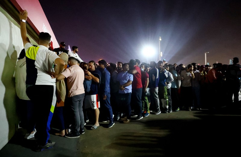 Kerumunan pengunjung FIFA World Cup Qatar 2022 Group A antara Qatar vs Ecuador di Al Bidda Park, Doha, Qatar. (REUTERS/HANNAH MCKAY) Kerumunan pengunjung FIFA World Cup Qatar 2022 Group A antara Qatar vs Ecuador di Al Bidda Park, Doha, Qatar. (REUTERS/HANNAH MCKAY)