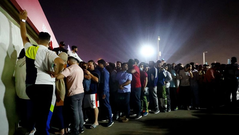Kerumunan pengunjung FIFA World Cup Qatar 2022 Group A antara Qatar vs Ecuador di Al Bidda Park, Doha, Qatar. (REUTERS/HANNAH MCKAY)