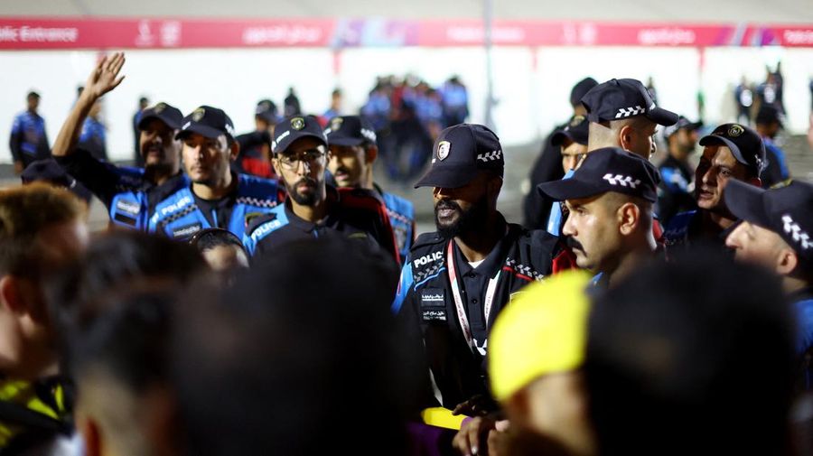 Kerumunan pengunjung FIFA World Cup Qatar 2022 Group A antara Qatar vs Ecuador di Al Bidda Park, Doha, Qatar. (REUTERS/HANNAH MCKAY)