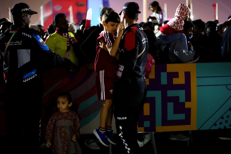 Kerumunan pengunjung FIFA World Cup Qatar 2022 Group A antara Qatar vs Ecuador di Al Bidda Park, Doha, Qatar. (REUTERS/HANNAH MCKAY)