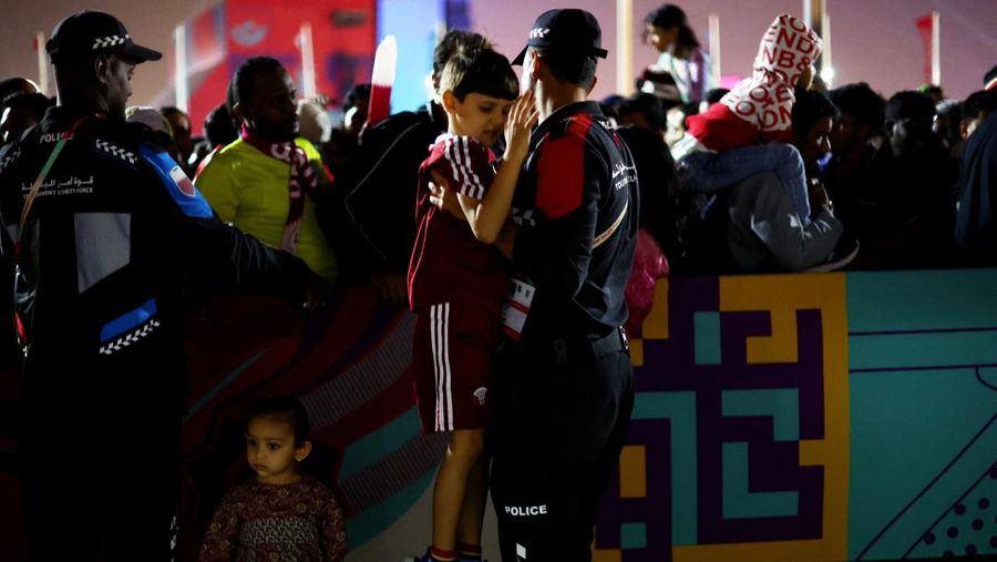 Kerumunan pengunjung FIFA World Cup Qatar 2022 Group A antara Qatar vs Ecuador di Al Bidda Park, Doha, Qatar. (REUTERS/HANNAH MCKAY)