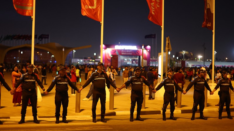 Kerumunan pengunjung FIFA World Cup Qatar 2022 Group A antara Qatar vs Ecuador di Al Bidda Park, Doha, Qatar. (REUTERS/HANNAH MCKAY)