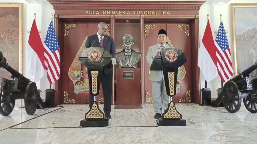 Menteri Pertahanan Amerika Serikat Lloyd J. Austin III (kiri) dan Menteri Pertahanan Indonesia Prabowo Subianton (kanan) di kantor Kemhan RI, Jakarta, Senin (21/11/2022). (Tangkapan layar Youtube Kemhan RI)