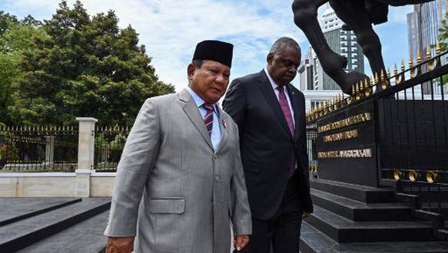 Menteri Pertahanan AS Lloyd Austin (kanan) dan Menteri Pertahanan Indonesia Prabowo Subianto (kiri) berjalan sebelum pertemuan di Jakarta pada 21 November 2022. (ADEK BERRY / AFP)
