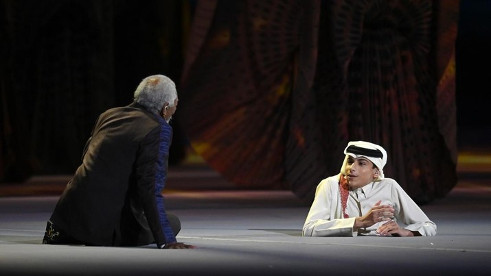 Morgan Freeman (kiri) dan Ghanim Al Muftah tampil selama upacara pembukaan sebelum pertandingan Grup A Piala Dunia FIFA Qatar 2022 antara Qatar dan Ekuador di Stadion Al Bayt pada 20 November 2022 di Al Khor, Qatar. Morgan Freeman (kiri) dan Ghanim Al Muftah tampil selama upacara pembukaan sebelum pertandingan Grup A Piala Dunia FIFA Qatar 2022 antara Qatar dan Ekuador di Stadion Al Bayt pada 20 November 2022 di Al Khor, Qatar. (Michael Regan - FIFA/FIFA via Getty Images)