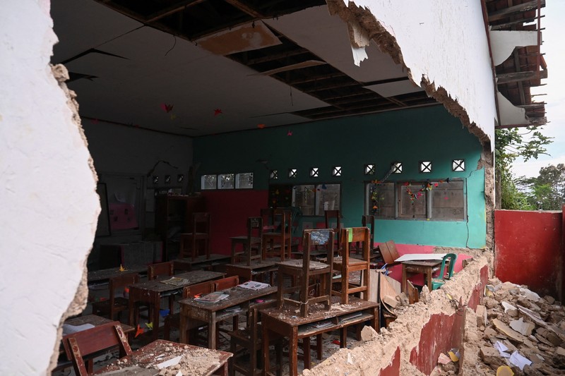 Pemandangan gedung sekolah yang runtuh akibat gempa di Cianjur, Provinsi Jawa Barat, Indonesia, 21 November 2022. Pemandangan gedung sekolah yang runtuh akibat gempa di Cianjur, Provinsi Jawa Barat, Indonesia, 21 November 2022. (REUTERS/Iman Firmansyah)