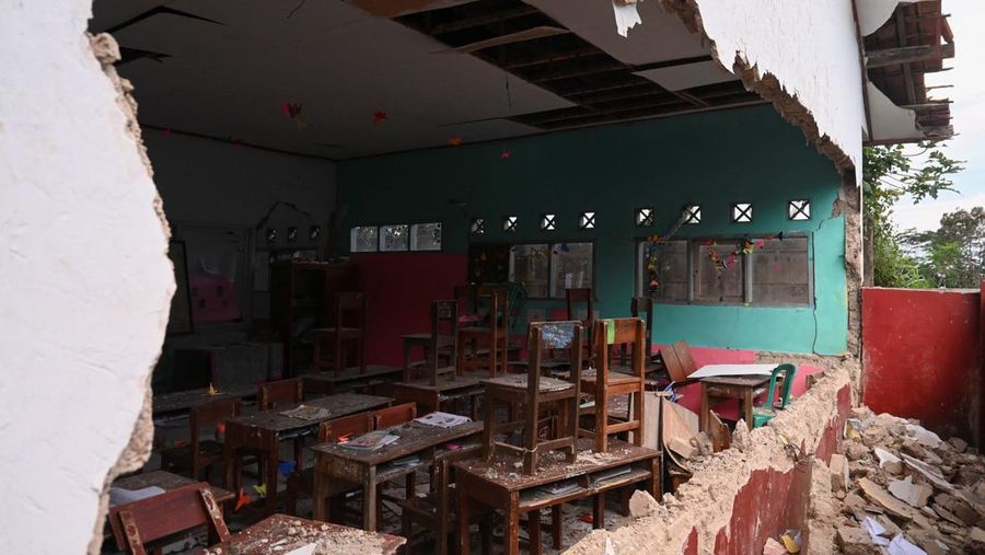Pemandangan gedung sekolah yang runtuh akibat gempa di Cianjur, Provinsi Jawa Barat, Indonesia, 21 November 2022. (REUTERS/Iman Firmansyah)