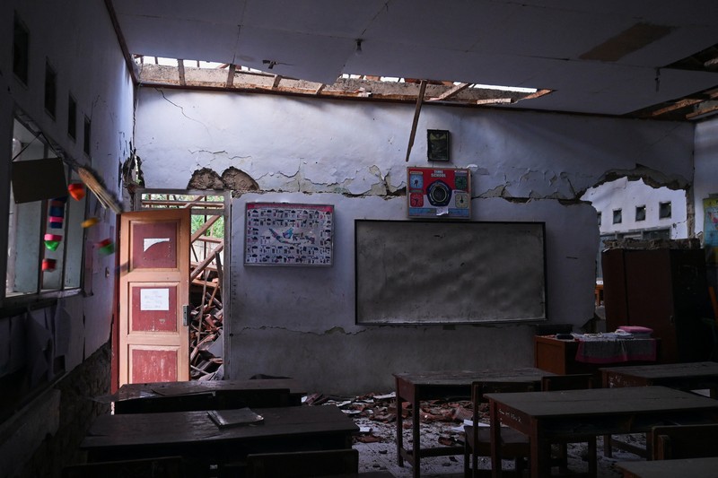 Pemandangan gedung sekolah yang runtuh akibat gempa di Cianjur, Provinsi Jawa Barat, Indonesia, 21 November 2022. Pemandangan gedung sekolah yang runtuh akibat gempa di Cianjur, Provinsi Jawa Barat, Indonesia, 21 November 2022. (REUTERS/Iman Firmansyah)