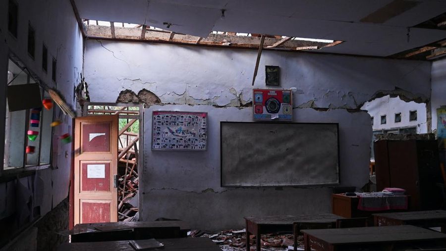Pemandangan gedung sekolah yang runtuh akibat gempa di Cianjur, Provinsi Jawa Barat, Indonesia, 21 November 2022. (REUTERS/Iman Firmansyah)
