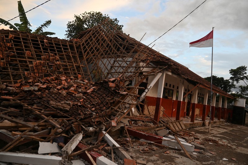 Pemandangan gedung sekolah yang runtuh akibat gempa di Cianjur, Provinsi Jawa Barat, Indonesia, 21 November 2022. Pemandangan gedung sekolah yang runtuh akibat gempa di Cianjur, Provinsi Jawa Barat, Indonesia, 21 November 2022. (REUTERS/Iman Firmansyah)