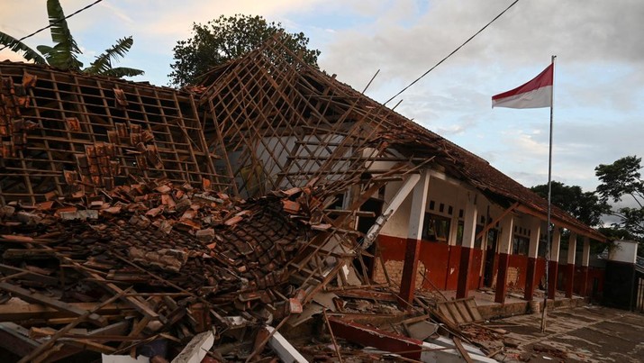 Pemandangan gedung sekolah yang runtuh akibat gempa di Cianjur, Provinsi Jawa Barat, Indonesia, 21 November 2022. (REUTERS/Iman Firmansyah)