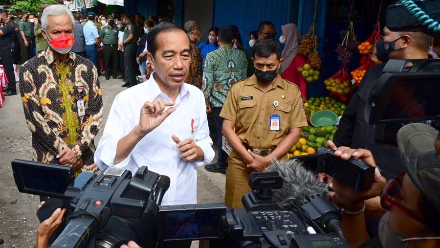 Presiden Joko Widodo mengunjungi Pasar Malang Jiwan Colomadu, Kabupaten Karanganyar. Tiba sekira pukul 08.05 WIB, Presiden Jokowi kemudian membagikan Bantuan Langsung Tunai (BLT) dan sembako kepada para pedagang pasar. (Dok: Biro Pers Sekretariat Presiden)