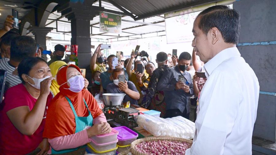 Presiden Joko Widodo mengunjungi Pasar Malang Jiwan Colomadu, Kabupaten Karanganyar. Tiba sekira pukul 08.05 WIB, Presiden Jokowi kemudian membagikan Bantuan Langsung Tunai (BLT) dan sembako kepada para pedagang pasar. (Dok: Biro Pers Sekretariat Presiden)