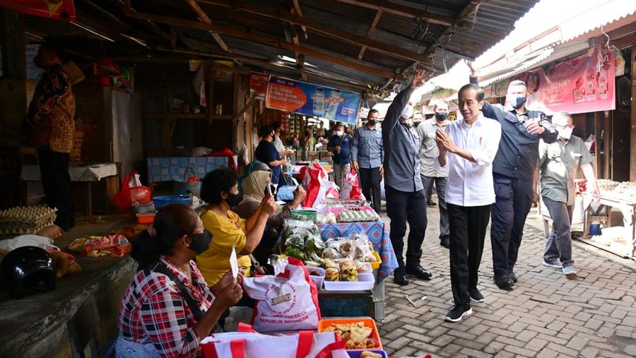 Presiden Joko Widodo mengunjungi Pasar Malang Jiwan Colomadu, Kabupaten Karanganyar. Tiba sekira pukul 08.05 WIB, Presiden Jokowi kemudian membagikan Bantuan Langsung Tunai (BLT) dan sembako kepada para pedagang pasar. (Dok: Biro Pers Sekretariat Presiden)