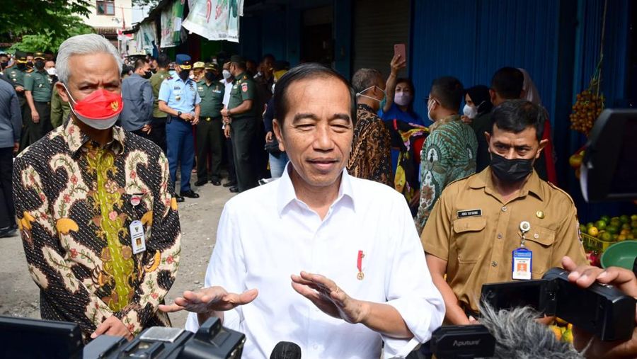 Presiden Joko Widodo mengunjungi Pasar Malang Jiwan Colomadu, Kabupaten Karanganyar. Tiba sekira pukul 08.05 WIB, Presiden Jokowi kemudian membagikan Bantuan Langsung Tunai (BLT) dan sembako kepada para pedagang pasar. (Dok: Biro Pers Sekretariat Presiden)