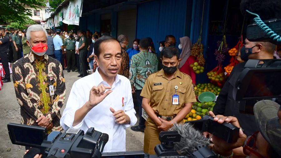 Presiden Joko Widodo mengunjungi Pasar Malang Jiwan Colomadu, Kabupaten Karanganyar. Tiba sekira pukul 08.05 WIB, Presiden Jokowi kemudian membagikan Bantuan Langsung Tunai (BLT) dan sembako kepada para pedagang pasar. (Dok: Biro Pers Sekretariat Presiden)