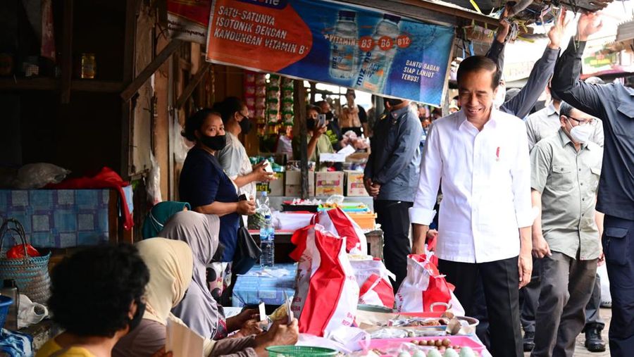 Presiden Joko Widodo mengunjungi Pasar Malang Jiwan Colomadu, Kabupaten Karanganyar. Tiba sekira pukul 08.05 WIB, Presiden Jokowi kemudian membagikan Bantuan Langsung Tunai (BLT) dan sembako kepada para pedagang pasar. (Dok: Biro Pers Sekretariat Presiden)
