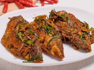 3 Resep Ikan Goreng Bumbu Pedas Asam, Cocok untuk Lauk Makan Siang