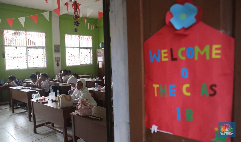 Sejumlah siswa mengikuti kegiatan belajar mengajar di SDN Pondok Cina 1, Depok, Jawa Barat, Senin (21/11/2022). Kegiatan belajar mengajar (KBM) di sekolah tersebut sudah satu minggu berlangsung tanpa guru dan digantikan oleh relawan atau wali murid, disebabkan protes terkait relokasi sekolah. (CNBC Indonesia/Muhammad Sabki) Sejumlah siswa mengikuti kegiatan belajar mengajar di SDN Pondok Cina 1, Depok, Jawa Barat, Senin (21/11/2022). Kegiatan belajar mengajar (KBM) di sekolah tersebut sudah satu minggu berlangsung tanpa guru dan digantikan oleh relawan atau wali murid, disebabkan protes terkait relokasi sekolah. (CNBC Indonesia/Muhammad Sabki)