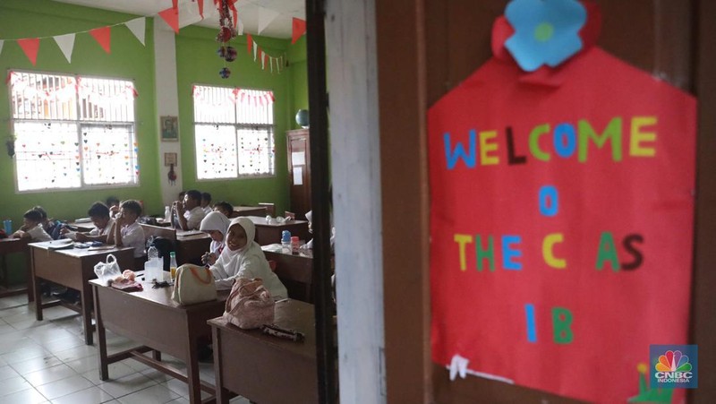 Sejumlah siswa mengikuti kegiatan belajar mengajar di SDN Pondok Cina 1, Depok, Jawa Barat, Senin (21/11/2022). Kegiatan belajar mengajar (KBM) di sekolah tersebut sudah satu minggu berlangsung tanpa guru dan digantikan oleh relawan atau wali murid, disebabkan protes terkait relokasi sekolah. (CNBC Indonesia/Muhammad Sabki)