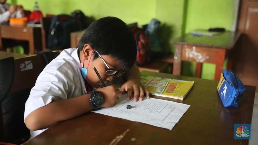 Sejumlah siswa mengikuti kegiatan belajar mengajar di SDN Pondok Cina 1, Depok, Jawa Barat, Senin (21/11/2022). Kegiatan belajar mengajar (KBM) di sekolah tersebut sudah satu minggu berlangsung tanpa guru dan digantikan oleh relawan atau wali murid, disebabkan protes terkait relokasi sekolah. (CNBC Indonesia/Muhammad Sabki)