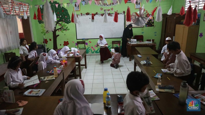 Sejumlah siswa mengikuti kegiatan belajar mengajar di SDN Pondok Cina 1, Depok, Jawa Barat, Senin (21/11/2022). Kegiatan belajar mengajar (KBM) di sekolah tersebut sudah satu minggu berlangsung tanpa guru dan digantikan oleh relawan atau wali murid, disebabkan protes terkait relokasi sekolah. (CNBC Indonesia/Muhammad Sabki) Sejumlah siswa mengikuti kegiatan belajar mengajar di SDN Pondok Cina 1, Depok, Jawa Barat, Senin (21/11/2022). Kegiatan belajar mengajar (KBM) di sekolah tersebut sudah satu minggu berlangsung tanpa guru dan digantikan oleh relawan atau wali murid, disebabkan protes terkait relokasi sekolah. (CNBC Indonesia/Muhammad Sabki)