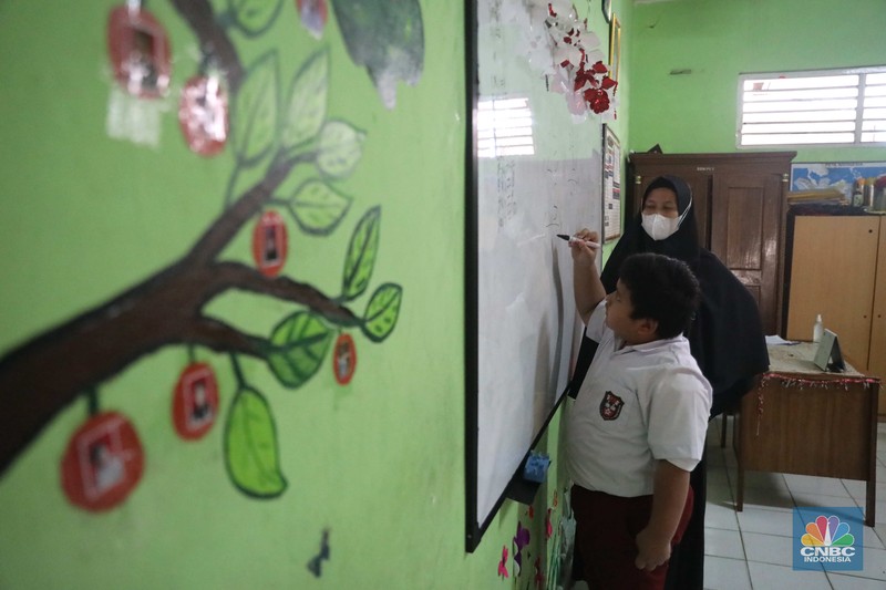 Sejumlah siswa mengikuti kegiatan belajar mengajar di SDN Pondok Cina 1, Depok, Jawa Barat, Senin (21/11/2022). Kegiatan belajar mengajar (KBM) di sekolah tersebut sudah satu minggu berlangsung tanpa guru dan digantikan oleh relawan atau wali murid, disebabkan protes terkait relokasi sekolah. (CNBC Indonesia/Muhammad Sabki) Sejumlah siswa mengikuti kegiatan belajar mengajar di SDN Pondok Cina 1, Depok, Jawa Barat, Senin (21/11/2022). Kegiatan belajar mengajar (KBM) di sekolah tersebut sudah satu minggu berlangsung tanpa guru dan digantikan oleh relawan atau wali murid, disebabkan protes terkait relokasi sekolah. (CNBC Indonesia/Muhammad Sabki)