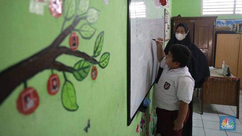 Sejumlah siswa mengikuti kegiatan belajar mengajar di SDN Pondok Cina 1, Depok, Jawa Barat, Senin (21/11/2022). Kegiatan belajar mengajar (KBM) di sekolah tersebut sudah satu minggu berlangsung tanpa guru dan digantikan oleh relawan atau wali murid, disebabkan protes terkait relokasi sekolah. (CNBC Indonesia/Muhammad Sabki)