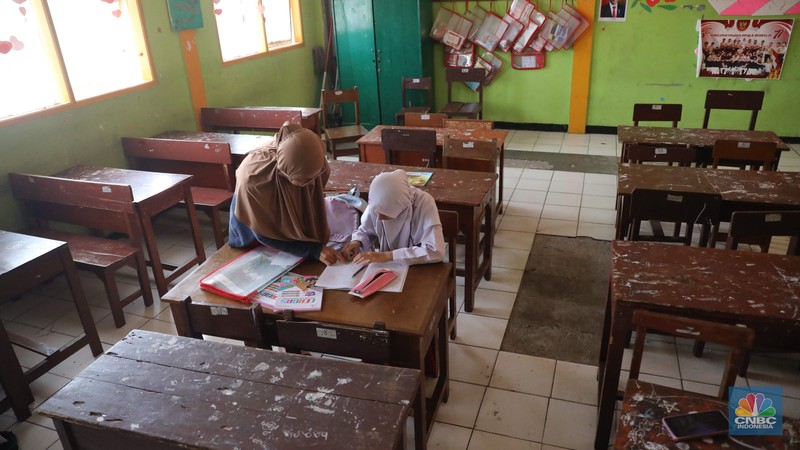 Sejumlah siswa mengikuti kegiatan belajar mengajar di SDN Pondok Cina 1, Depok, Jawa Barat, Senin (21/11/2022). Kegiatan belajar mengajar (KBM) di sekolah tersebut sudah satu minggu berlangsung tanpa guru dan digantikan oleh relawan atau wali murid, disebabkan protes terkait relokasi sekolah. (CNBC Indonesia/Muhammad Sabki) Sejumlah siswa mengikuti kegiatan belajar mengajar di SDN Pondok Cina 1, Depok, Jawa Barat, Senin (21/11/2022). Kegiatan belajar mengajar (KBM) di sekolah tersebut sudah satu minggu berlangsung tanpa guru dan digantikan oleh relawan atau wali murid, disebabkan protes terkait relokasi sekolah. (CNBC Indonesia/Muhammad Sabki)
