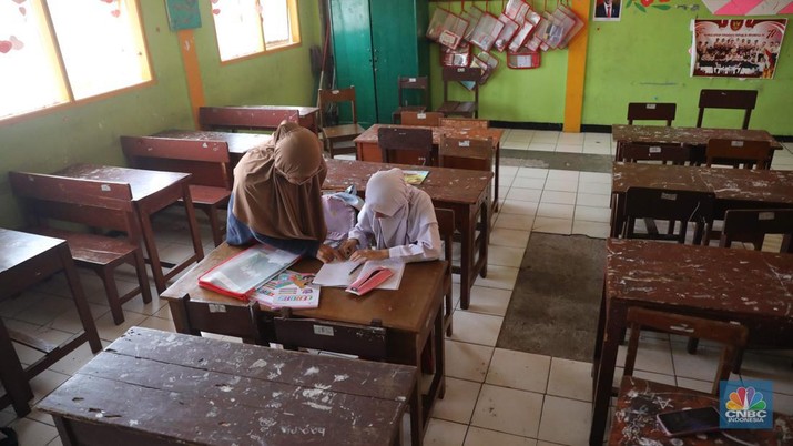 Sejumlah siswa mengikuti kegiatan belajar mengajar di SDN Pondok Cina 1, Depok, Jawa Barat, Senin (21/11/2022). Kegiatan belajar mengajar (KBM) di sekolah tersebut sudah satu minggu berlangsung tanpa guru dan digantikan oleh relawan atau wali murid, disebabkan protes terkait relokasi sekolah. (CNBC Indonesia/Muhammad Sabki)