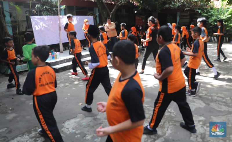 Sejumlah siswa mengikuti kegiatan belajar mengajar di SDN Pondok Cina 1, Depok, Jawa Barat, Senin (21/11/2022). Kegiatan belajar mengajar (KBM) di sekolah tersebut sudah satu minggu berlangsung tanpa guru dan digantikan oleh relawan atau wali murid, disebabkan protes terkait relokasi sekolah. (CNBC Indonesia/Muhammad Sabki)