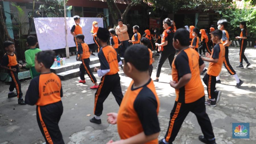 Sejumlah siswa mengikuti kegiatan belajar mengajar di SDN Pondok Cina 1, Depok, Jawa Barat, Senin (21/11/2022). Kegiatan belajar mengajar (KBM) di sekolah tersebut sudah satu minggu berlangsung tanpa guru dan digantikan oleh relawan atau wali murid, disebabkan protes terkait relokasi sekolah. (CNBC Indonesia/Muhammad Sabki)