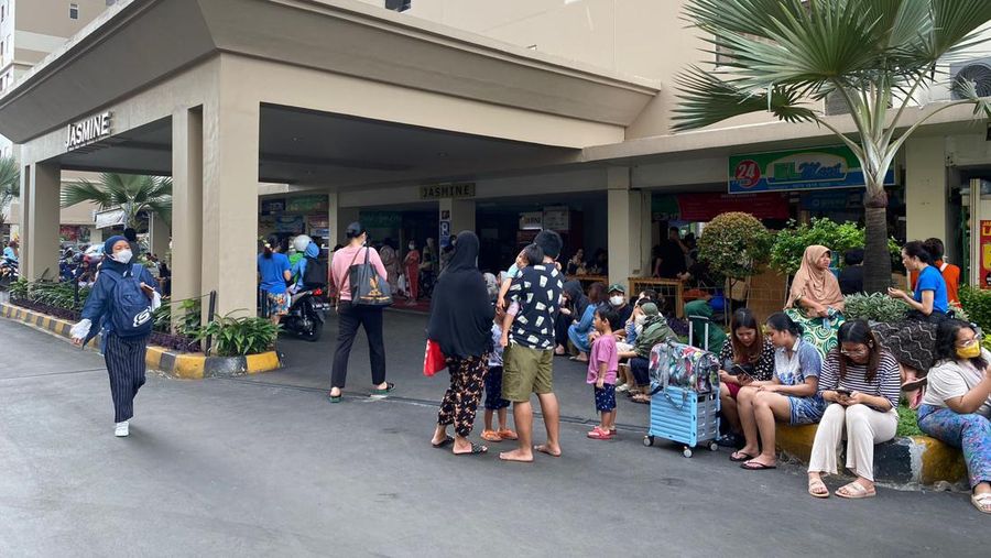 Sejumlah warga keluar gedung Kalibata City saat \terjadi gempa berkekuatan 5,6 SR. (Dok. Ist)