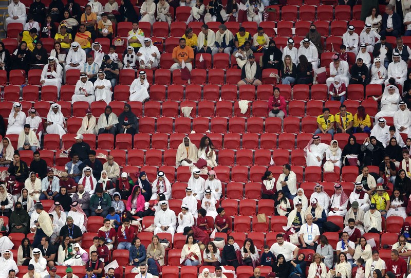 Sepi penonton pada pertadingan perdana grup A Piala Dunia antara Qatar dan Ekuador di Stadion Al Bayt di Al Khor, Qatar, Minggu, (20/11/2022). (REUTERS/DYLAN MARTINEZ)