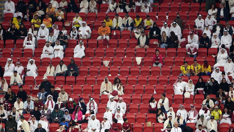 Sepi penonton pada pertadingan perdana grup A Piala Dunia antara Qatar dan Ekuador di Stadion Al Bayt di Al Khor, Qatar, Minggu, (20/11/2022). (REUTERS/DYLAN MARTINEZ)