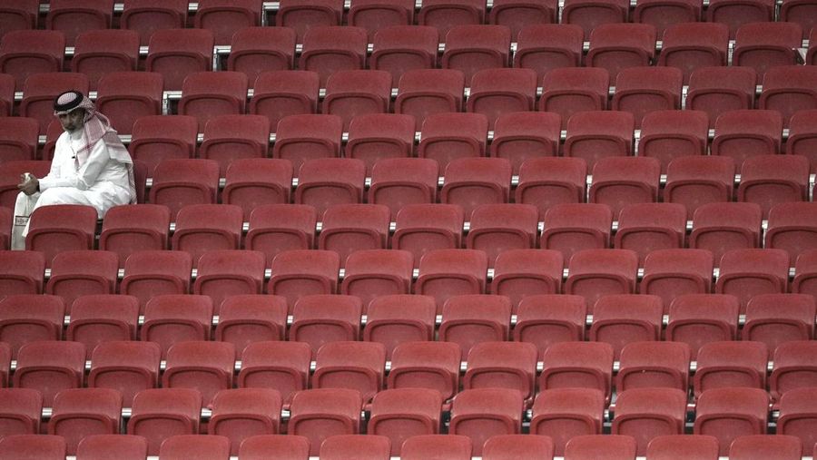 Sepi penonton pada pertadingan perdana grup A Piala Dunia antara Qatar dan Ekuador di Stadion Al Bayt di Al Khor, Qatar, Minggu, (20/11/2022). (REUTERS/DYLAN MARTINEZ)