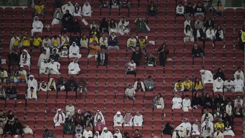 Sepi penonton pada pertadingan perdana grup A Piala Dunia antara Qatar dan Ekuador di Stadion Al Bayt di Al Khor, Qatar, Minggu, (20/11/2022). (REUTERS/DYLAN MARTINEZ)