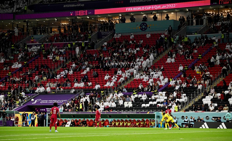 Sepi penonton pada pertadingan perdana grup A Piala Dunia antara Qatar dan Ekuador di Stadion Al Bayt di Al Khor, Qatar, Minggu, (20/11/2022). (REUTERS/DYLAN MARTINEZ)